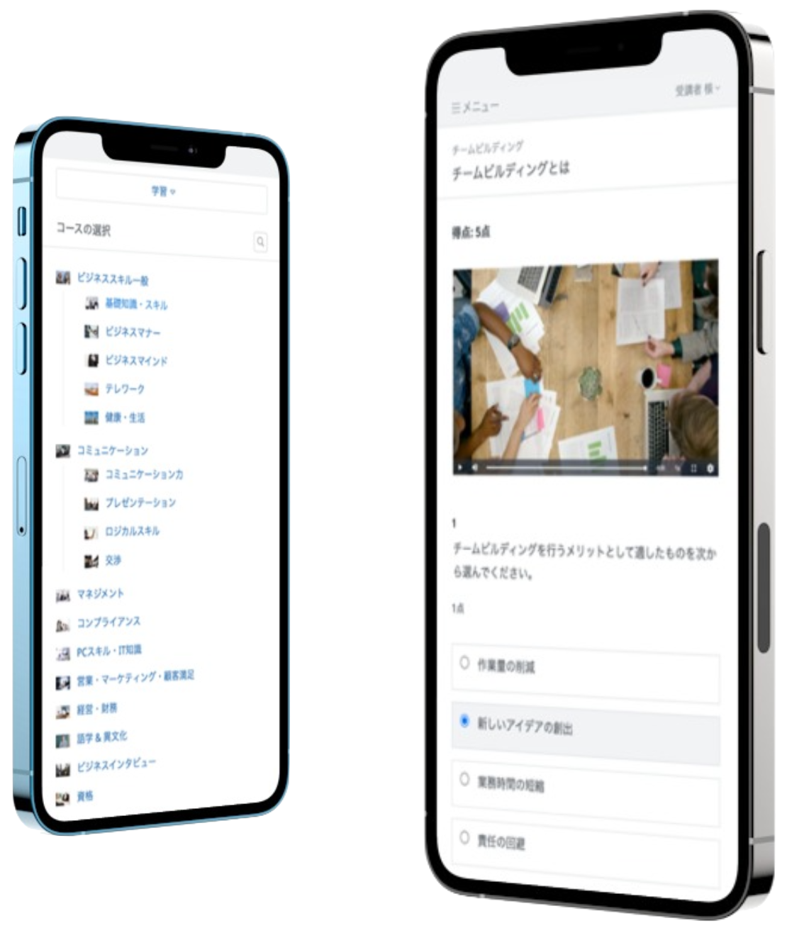 スマートフォンを使って、学習管理システム上でeラーニングを受講している様子